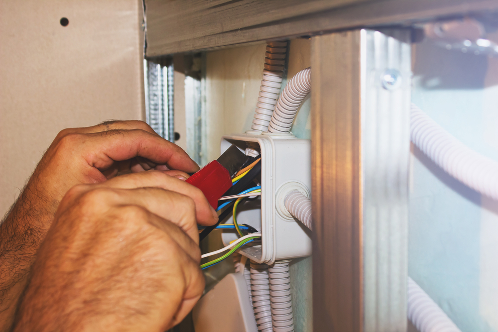 Elektryka w Domu: Innowacyjne Rozwiązania Zapewniające Ochronę, Efektywność Energetyczną i Convenience w Codziennym Życiu Lokatorów Współczesnych Domów.